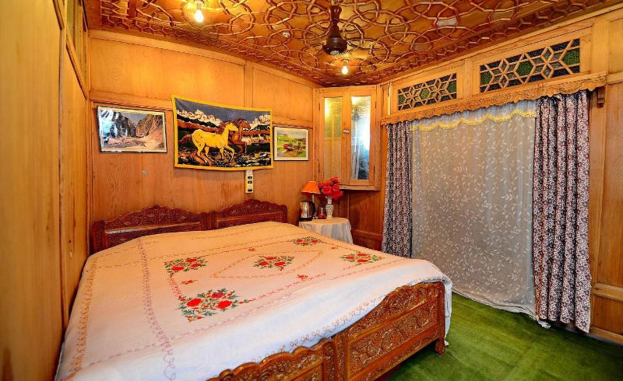 Umbrella Group Of House Boat Hotel Srīnagar Exterior foto